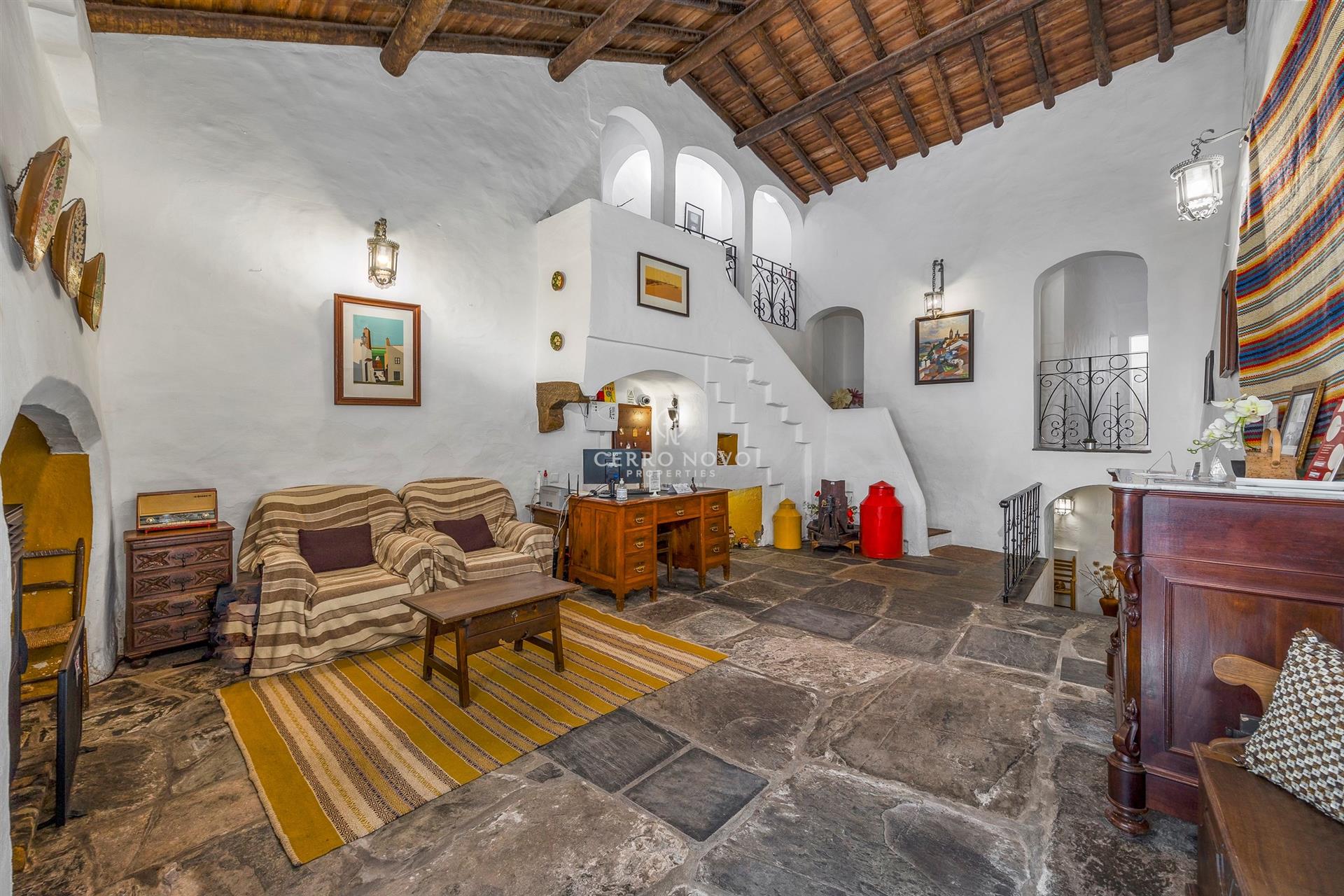 Magnificent 8 bedroom guest house located in the fortified village of Monsaraz