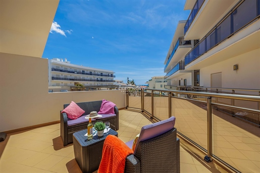 Apartamento con amplia terraza con vistas al mar, piscina y gimnasio