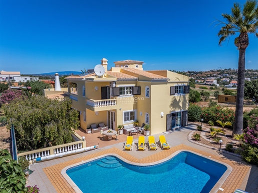 Luxury six bedroom villa ( 3+3) plus guesthouse close to the Castelo Beach