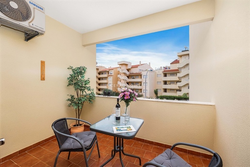 Utmärkt lägenhet i centrala Albufeira med pool, trädgårdar och två balkonger