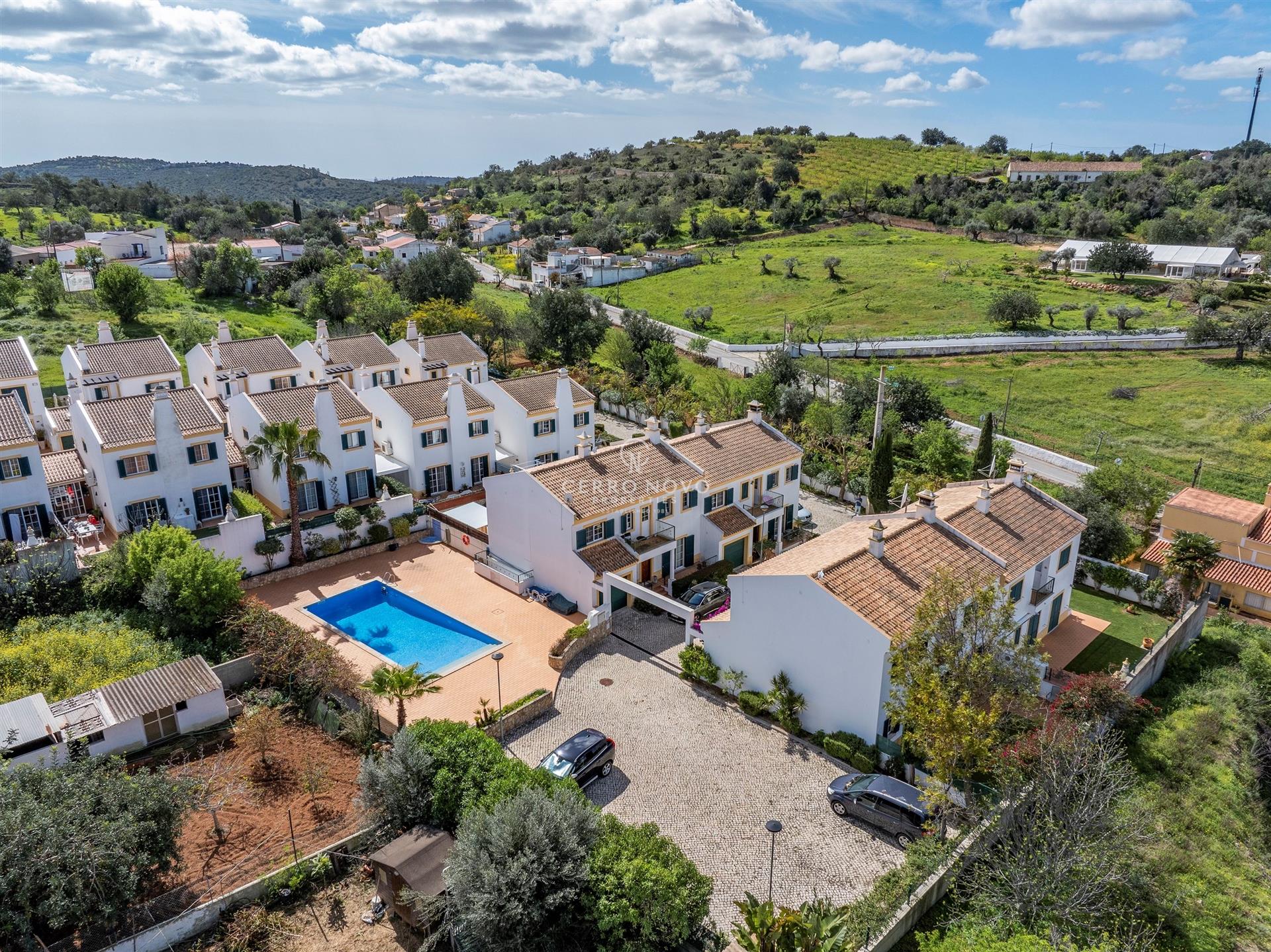 Villa Jumelée T3 avec Garage et Piscine – Proche de Paderne