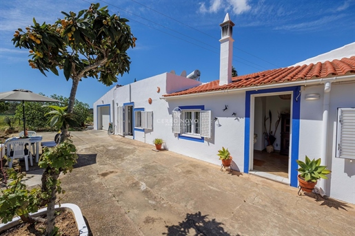 Traditional attached farmhouse with large plot close to Algoz