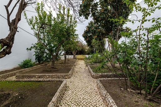 Portimão-Casa senhorial com jardim/garagem