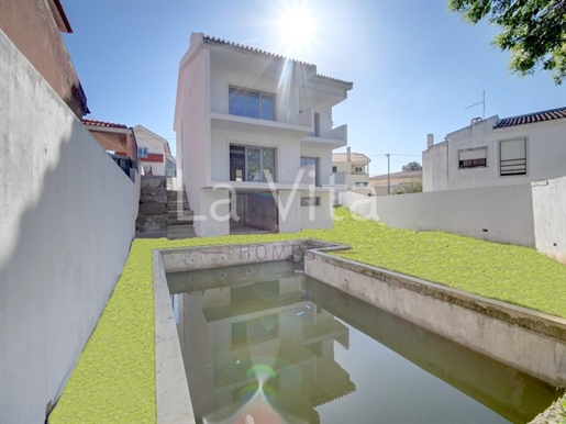 5 bedroom villa with swimming pool, in Manique next to Salesianos.
