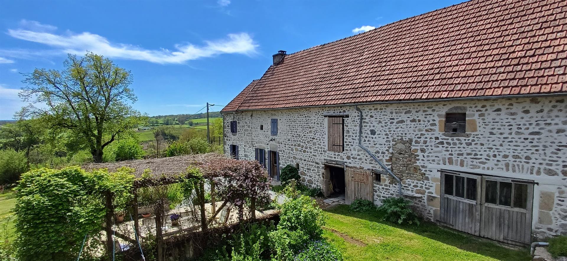 A vendre dans le Puy de Dôme, région Auvergne, près de Biollet, une belle maison avec dépendances et