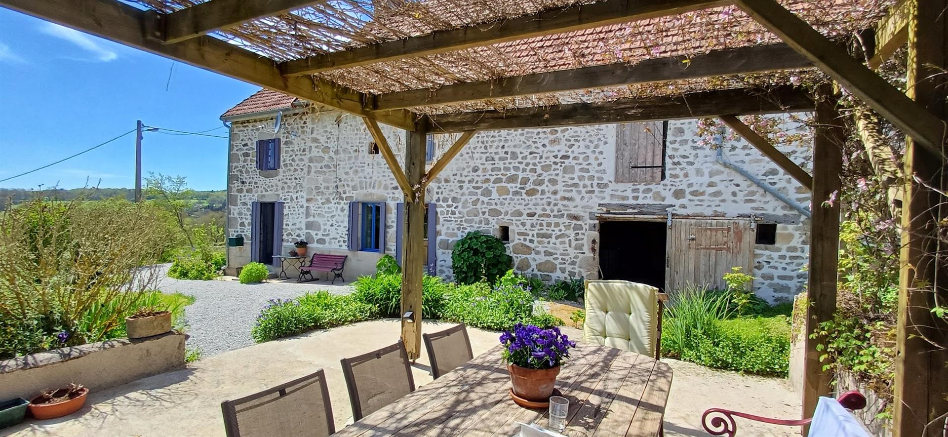 Te koop in de Puy de Dôme, regio Auvergne, in de buurt van Biollet, een prachtig huis met bijgebouw