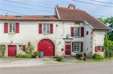 Historický dům se nachází na okraji malé vesnice na jihu Vosges