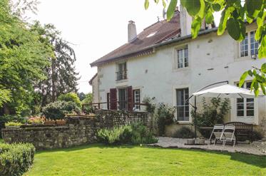 Casa histórica localizada à beira de uma pequena vila no sul dos Vosges