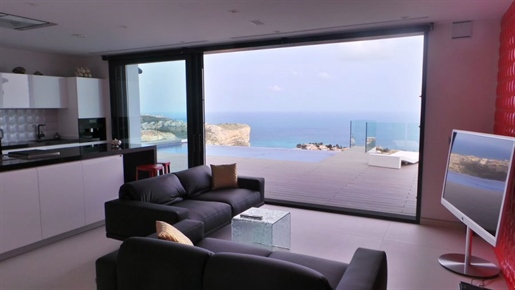 España: Costa Blanca. en venta moderna Villa con vistas al mar.
