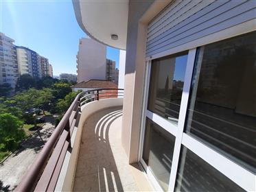 Wonderful T2 with 3 balconies and garage, on Av. October 5