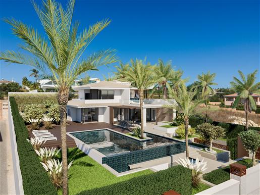 Remarkable Villa with swimming pool, garden and sea view