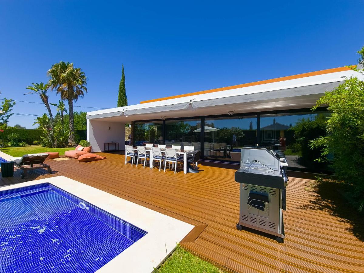 Fantastic 4 bedroom villa with garage and heated pool on a plot of 1500 m2