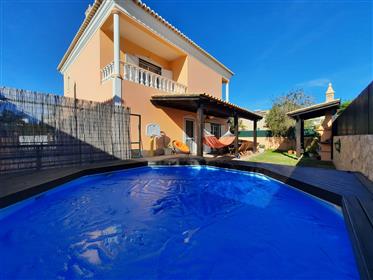 Villa tout confort avec jardins, piscine et grand garage