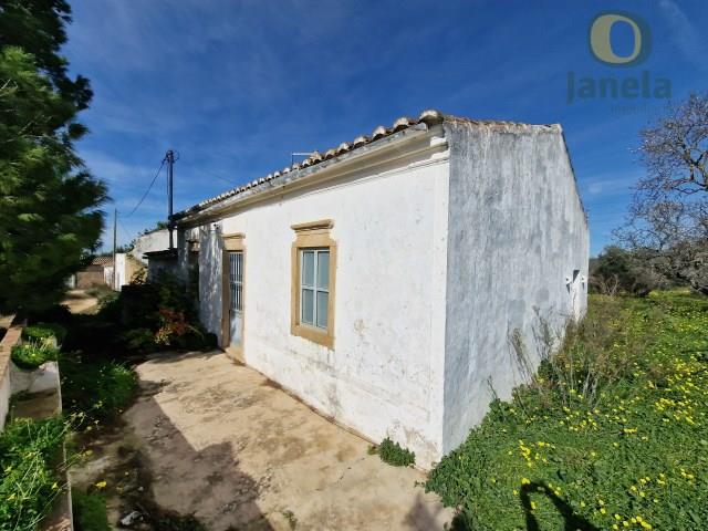 Small farm with 4.4 ha, housing, sea view and good access