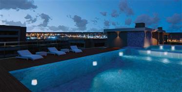 Maravilhoso T2 Duplex com 110 m2, garagem, piscina no topo, zona fitness e boas vistas 