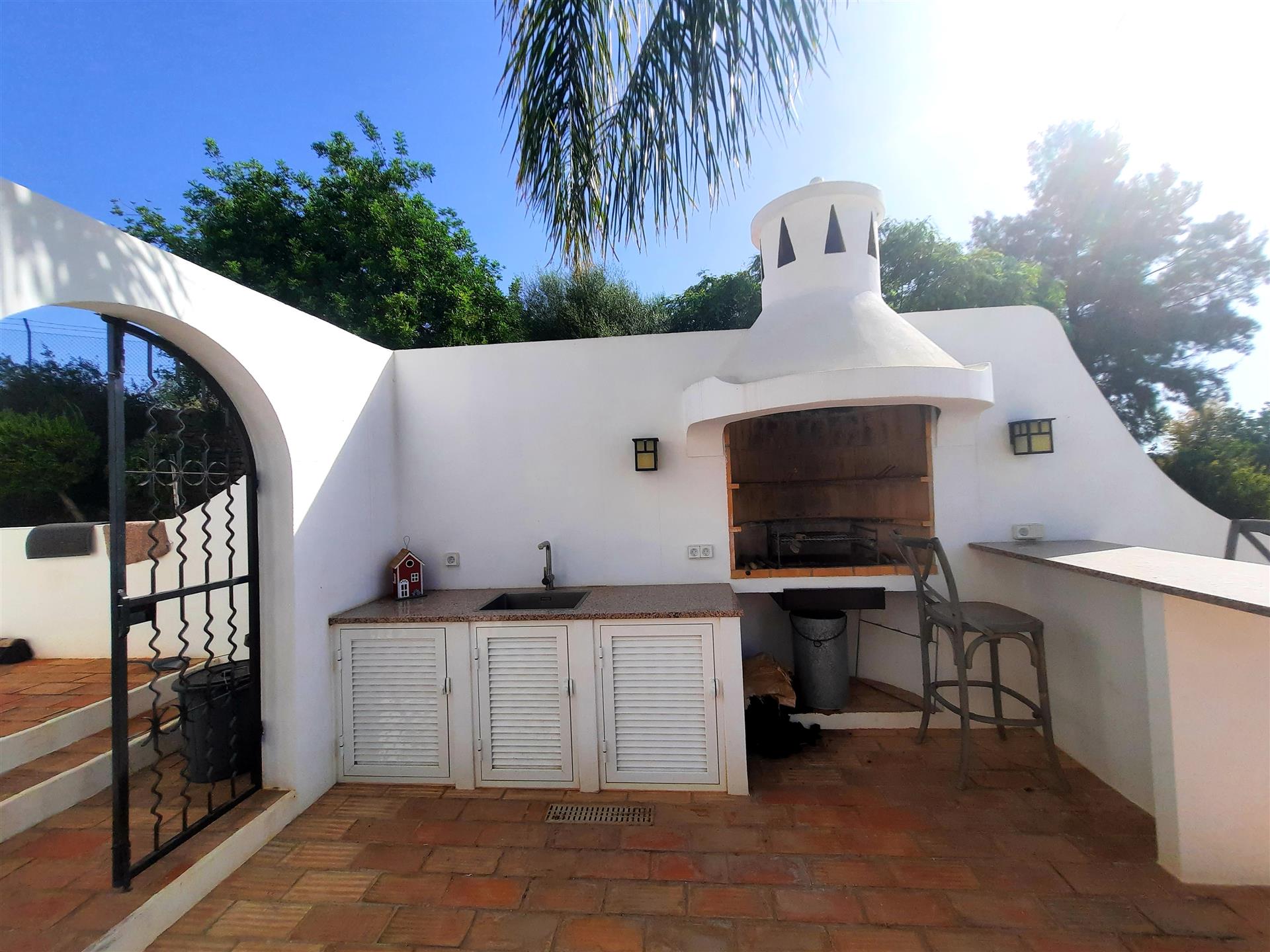 Fabulous Villa with heated pool, gardens, Sea View, garage, and land of 3030 m2