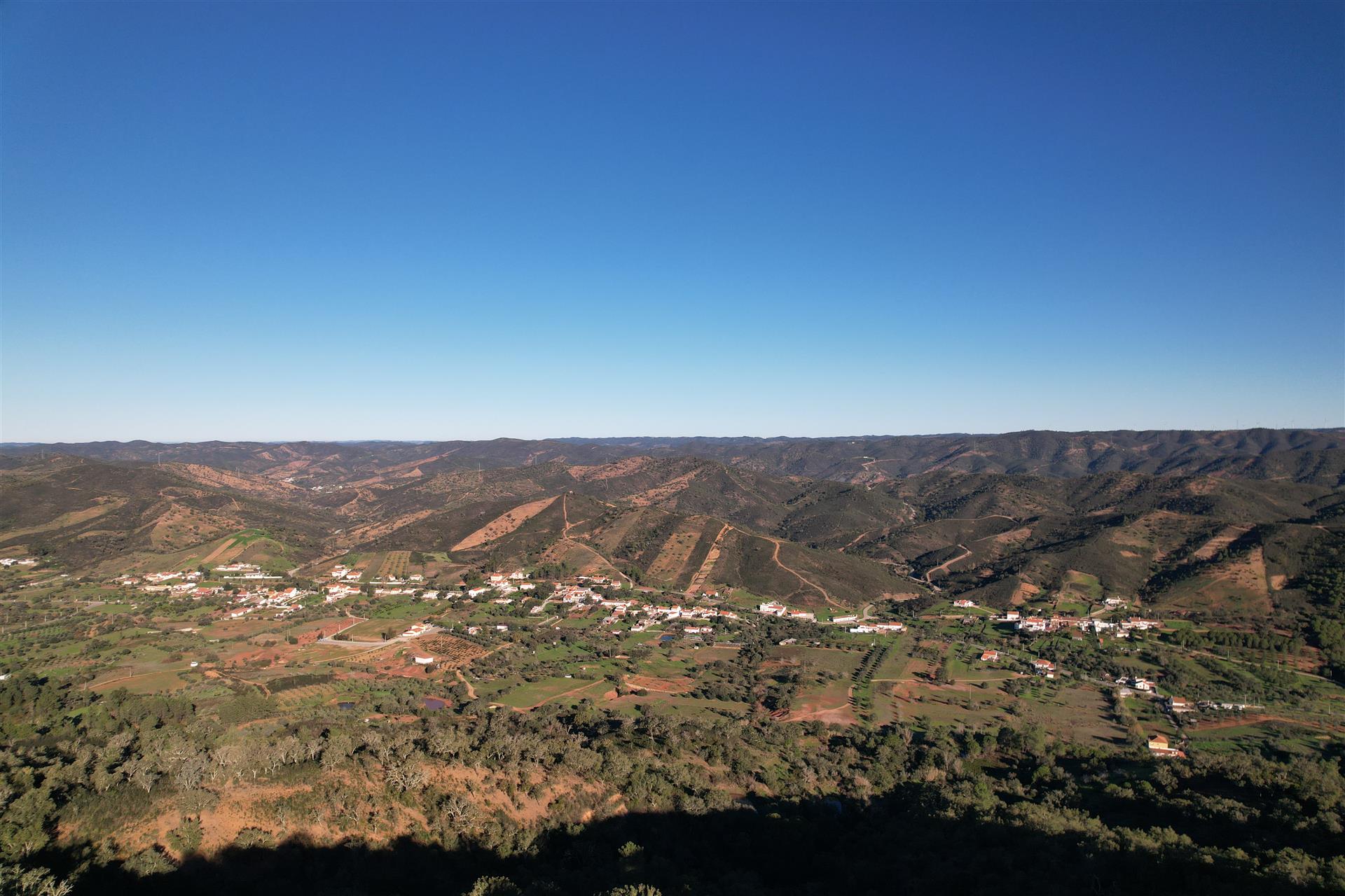 Magnificent windmill with fantastic views over the Serra do Caldeirão and large swimming pool. 