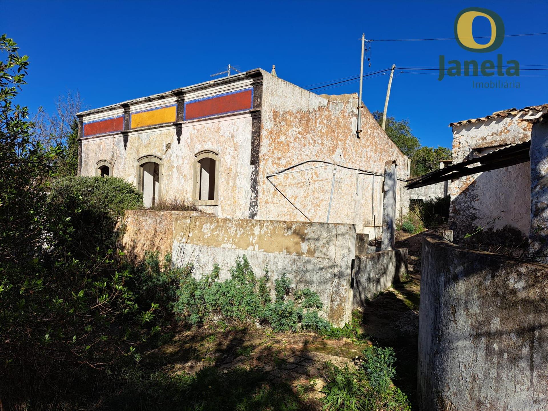 Traditionelle Villa an der Algarve mit Blick auf das Meer und die Landschaft und angeschlossenem Ha