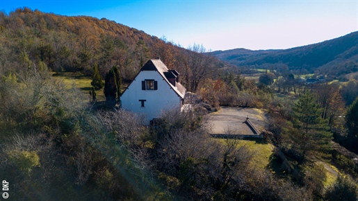Salignac, large and comfortable 7 bedroom house, pool and views.