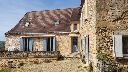 Jolie maison en pierres à finir de restaurer dans un village du Périgord Noir avec grange, jardin et
