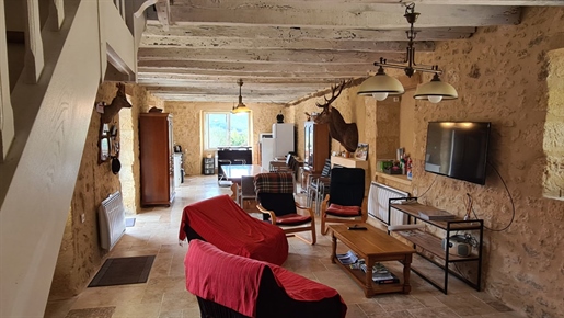 Pretty stone 5-bedroom house to finish restoring in a village of the Périgord Noir with barn, garden