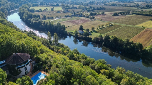 Cahors area - Atypical house on 1ha with panoramic view and swimming pool