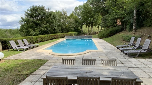 Secteur Domme - Ensemble immobilier en pierre de 2 maisons sur 5460 m² avec piscine chauffée