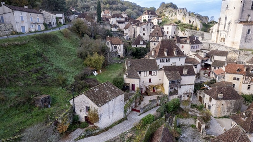 Saint-Cirq-Lapopie, House and 4 guest rooms in the heart of the village.
