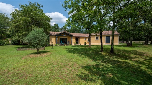 Sector Gourdon - Beautiful Contemporary on one level and outbuilding on 3000 m² wooded