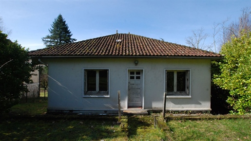 Souillac, House to renovate with 4 rooms, terrace, garage and 750m² garden.