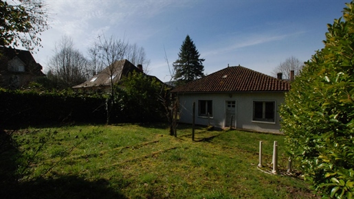Souillac, House to renovate with 4 rooms, terrace, garage and 750m² garden.