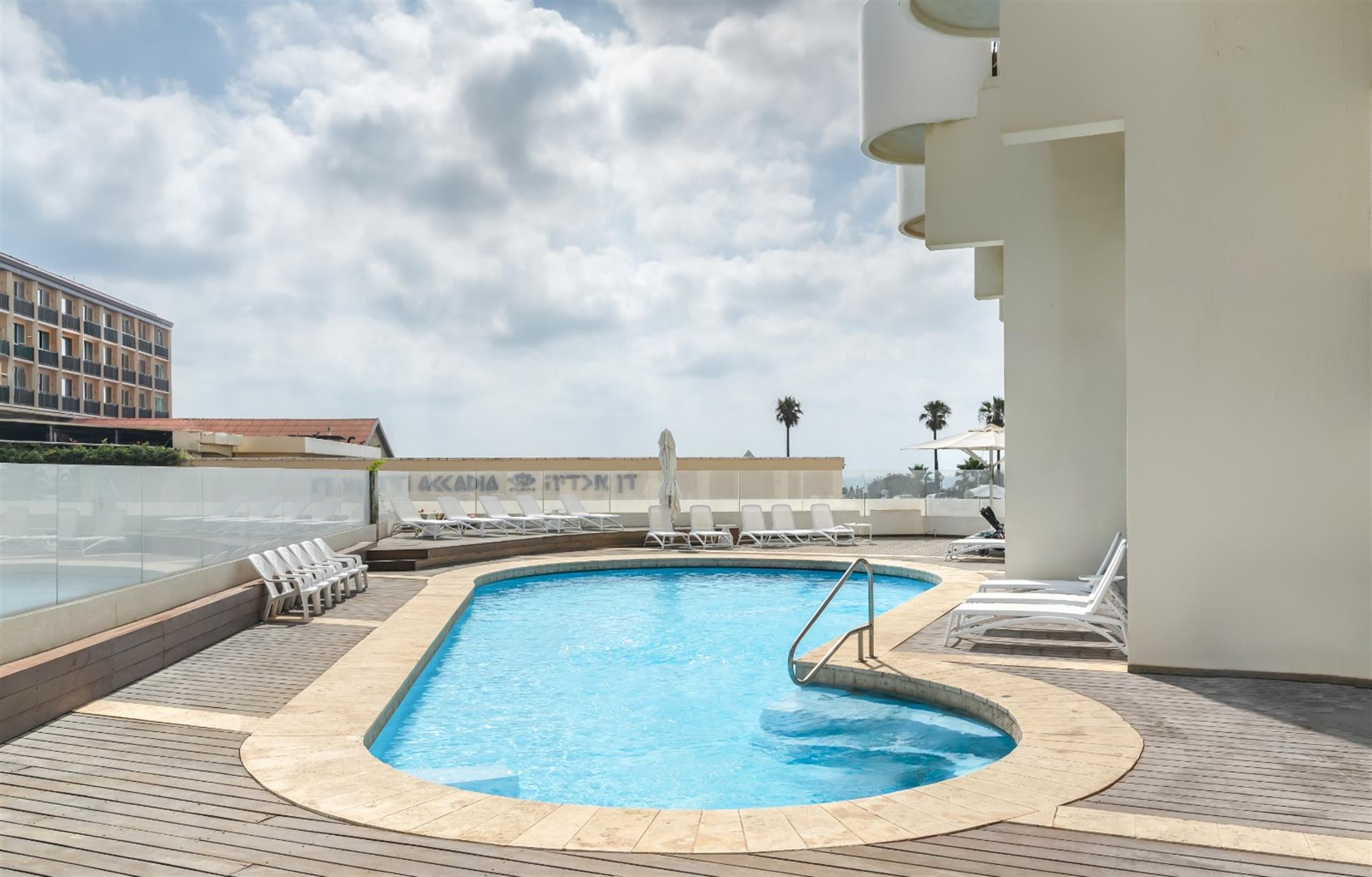 Stunning 3.5-Room Penthouse in Herzliya Pituach by the Sea