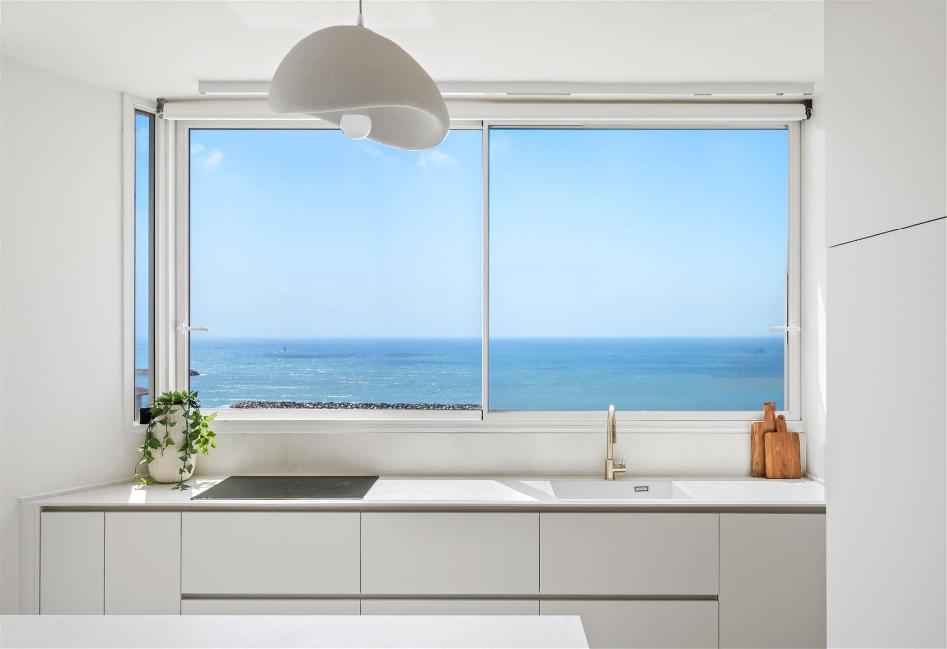 Stunning 3.5-Room Penthouse in Herzliya Pituach by the Sea