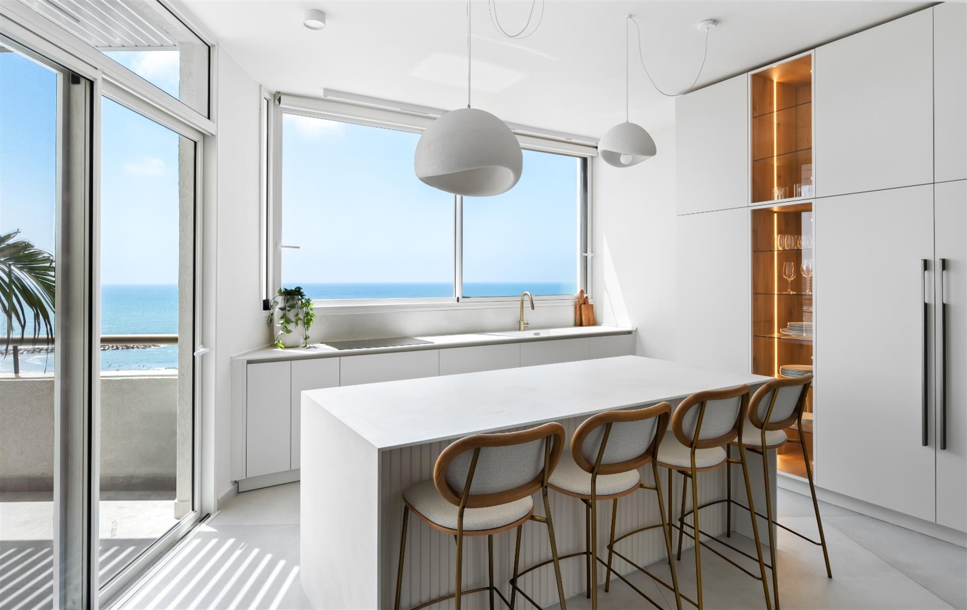 Stunning 3.5-Room Penthouse in Herzliya Pituach by the Sea