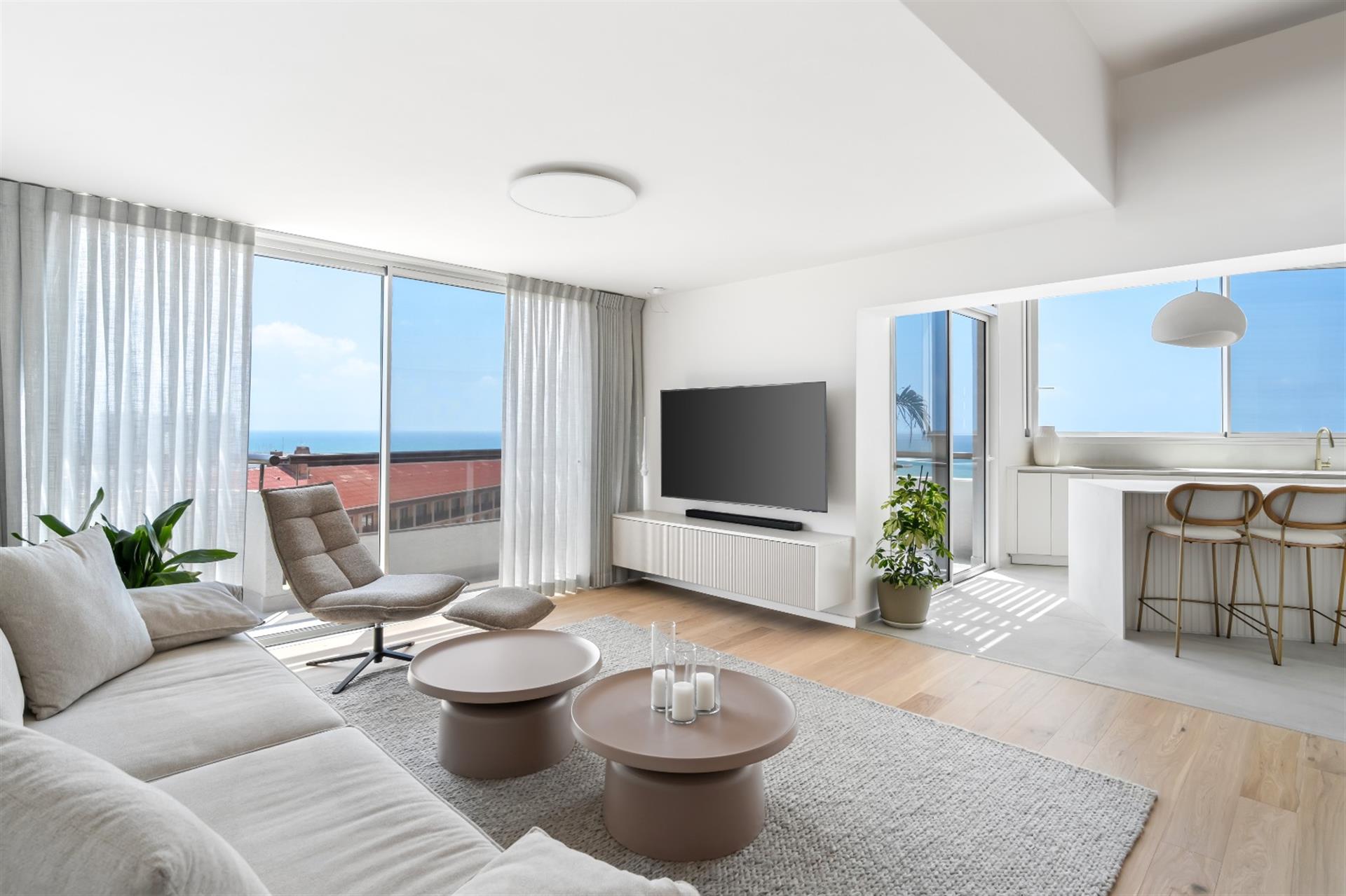 Stunning 3.5-Room Penthouse in Herzliya Pituach by the Sea