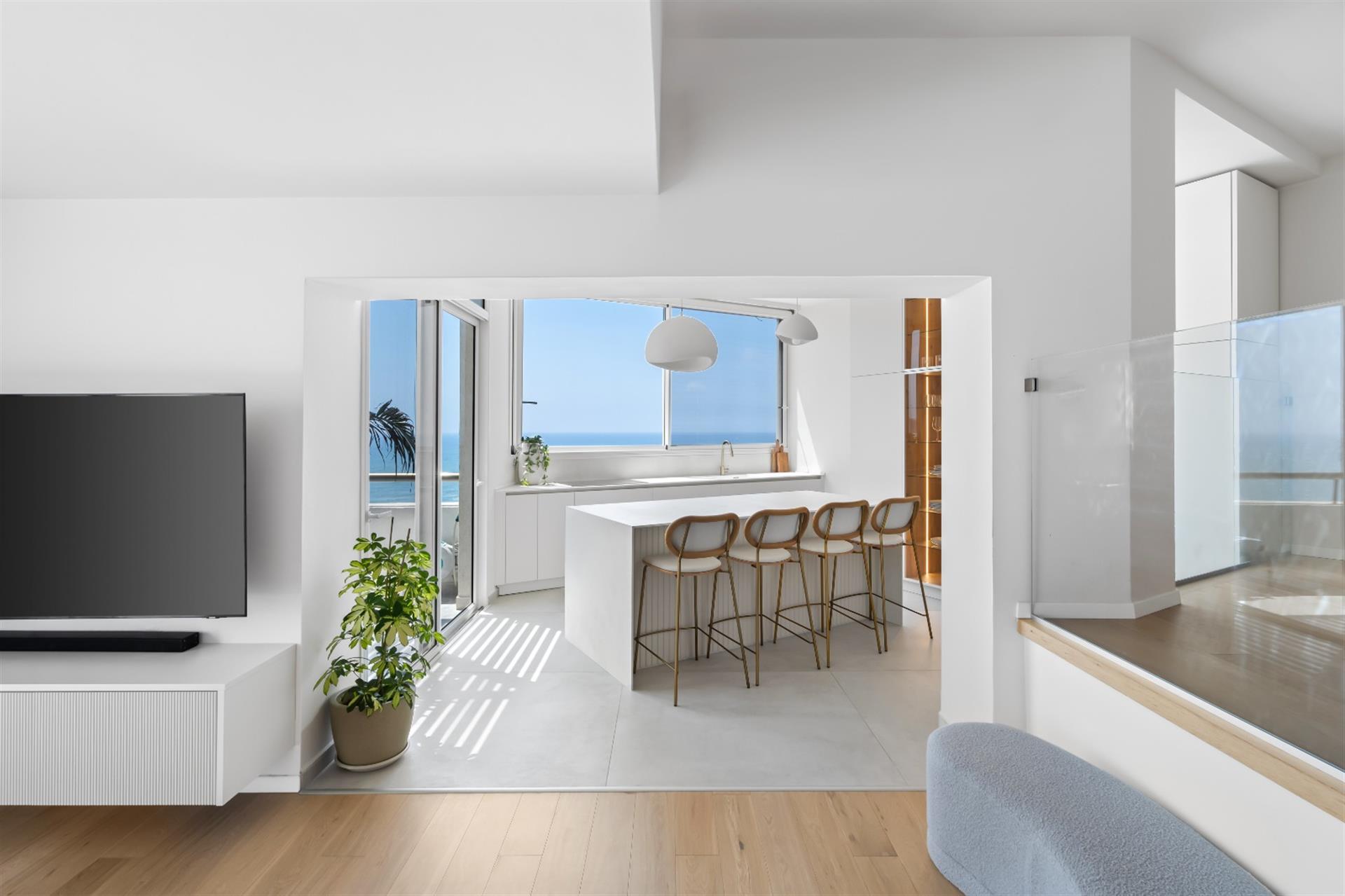 Stunning 3.5-Room Penthouse in Herzliya Pituach by the Sea