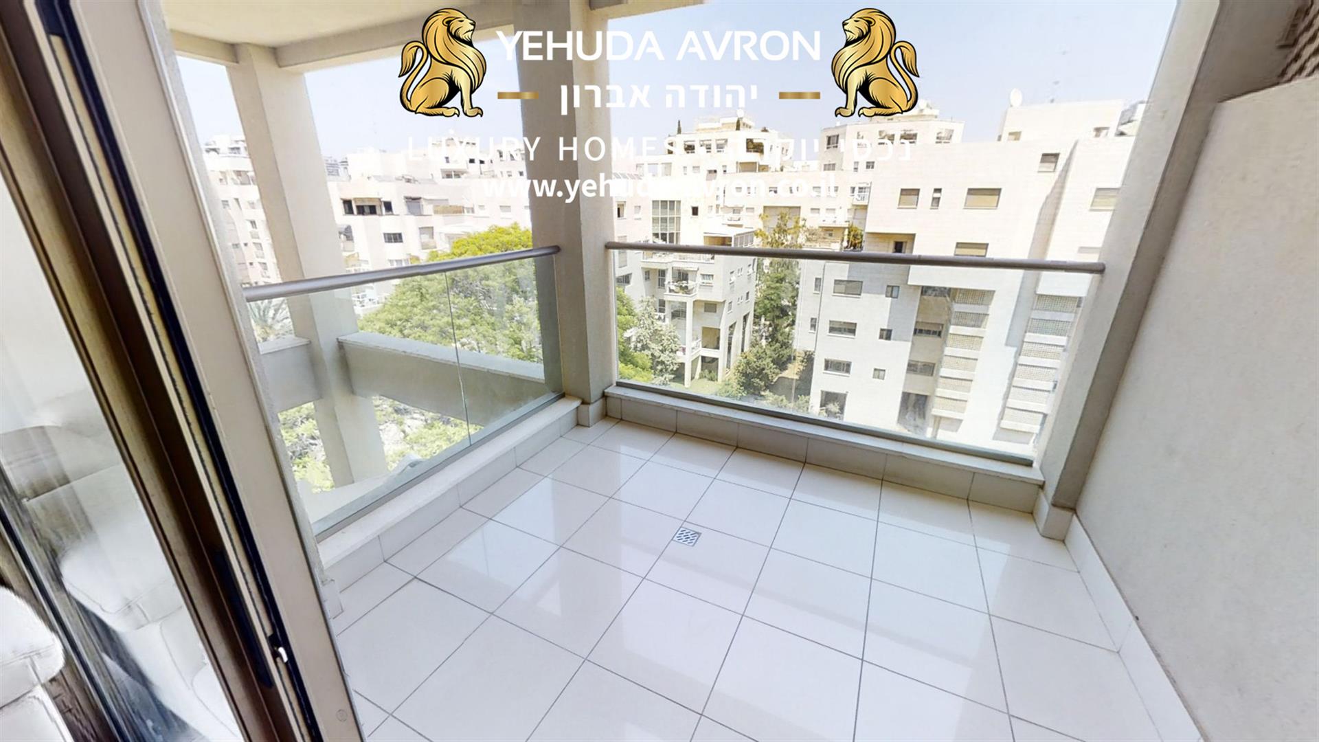 For sale in Tel Aviv, an amazing 4 room apartment