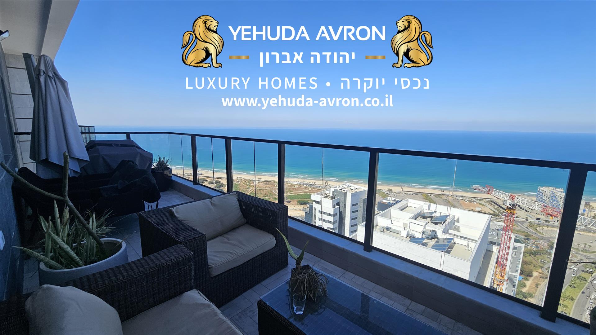 For sale in Bat Yam, a luxurious 5-room apartment with a full view of the sea from every room in the