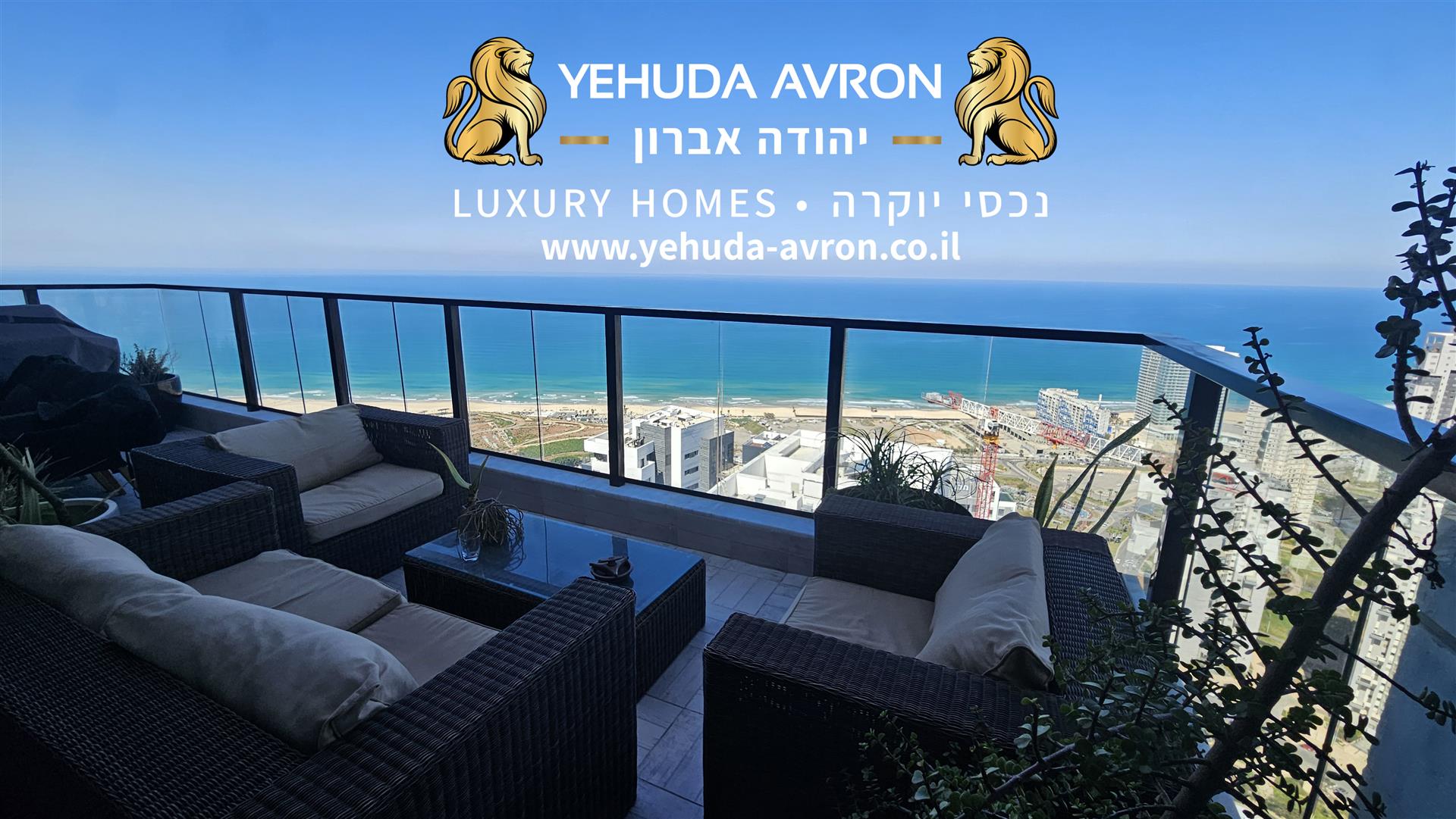For sale in Bat Yam, a luxurious 5-room apartment with a full view of the sea from every room in the