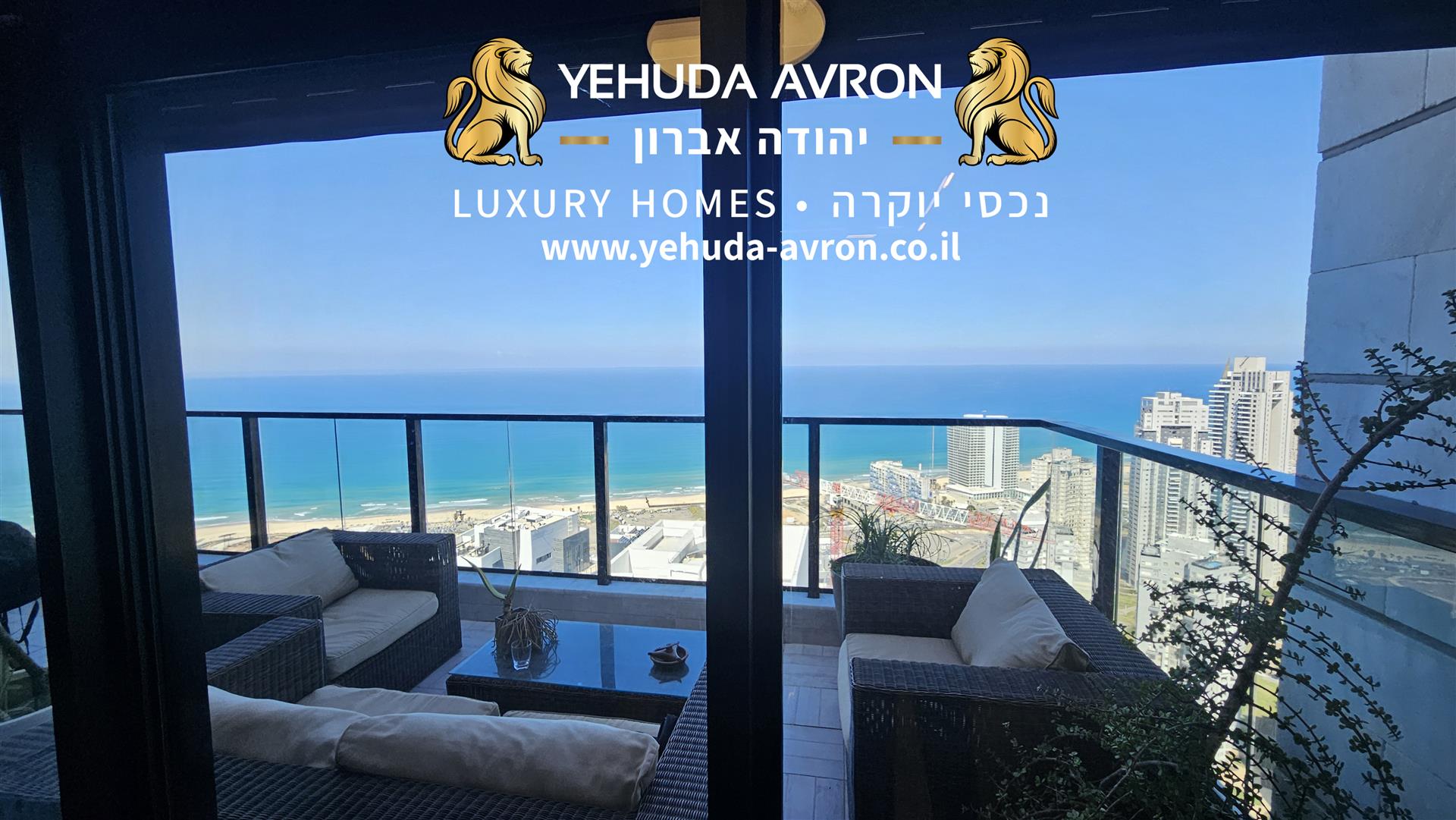 For sale in Bat Yam, a luxurious 5-room apartment with a full view of the sea from every room in the