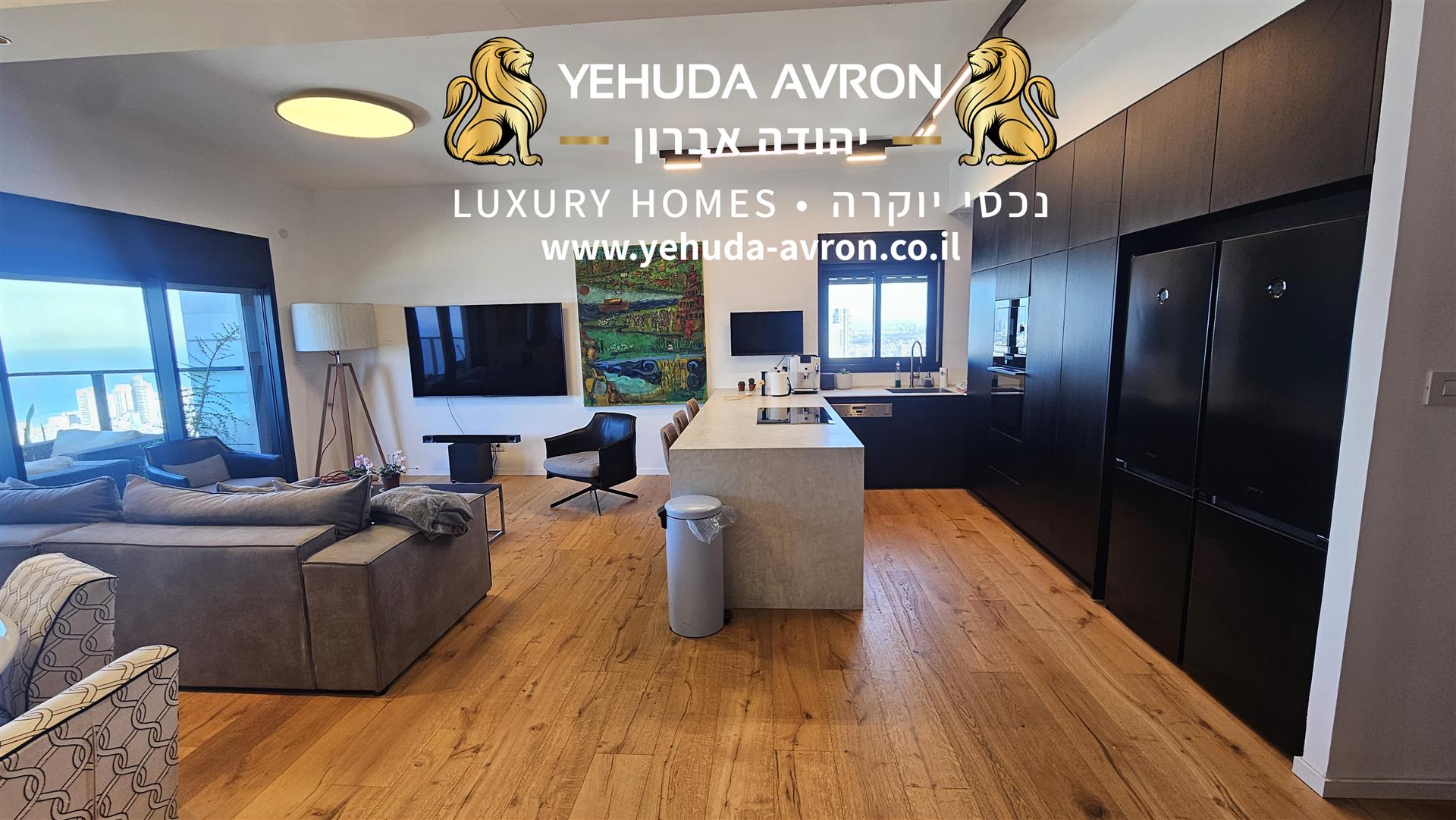 For sale in Bat Yam, a luxurious 5-room apartment with a full view of the sea from every room in the