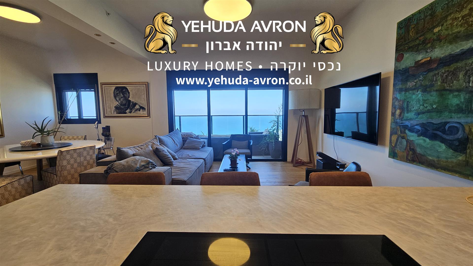 For sale in Bat Yam, a luxurious 5-room apartment with a full view of the sea from every room in the
