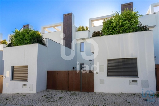 Home / Villa with 3 Rooms in Faro with 150,00 m²
