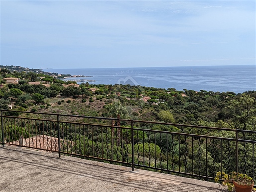 Villa mit herrlichem Blick auf das Meer und die Hügel