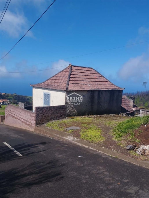 Land Plot with Two Cottages in Calheta!