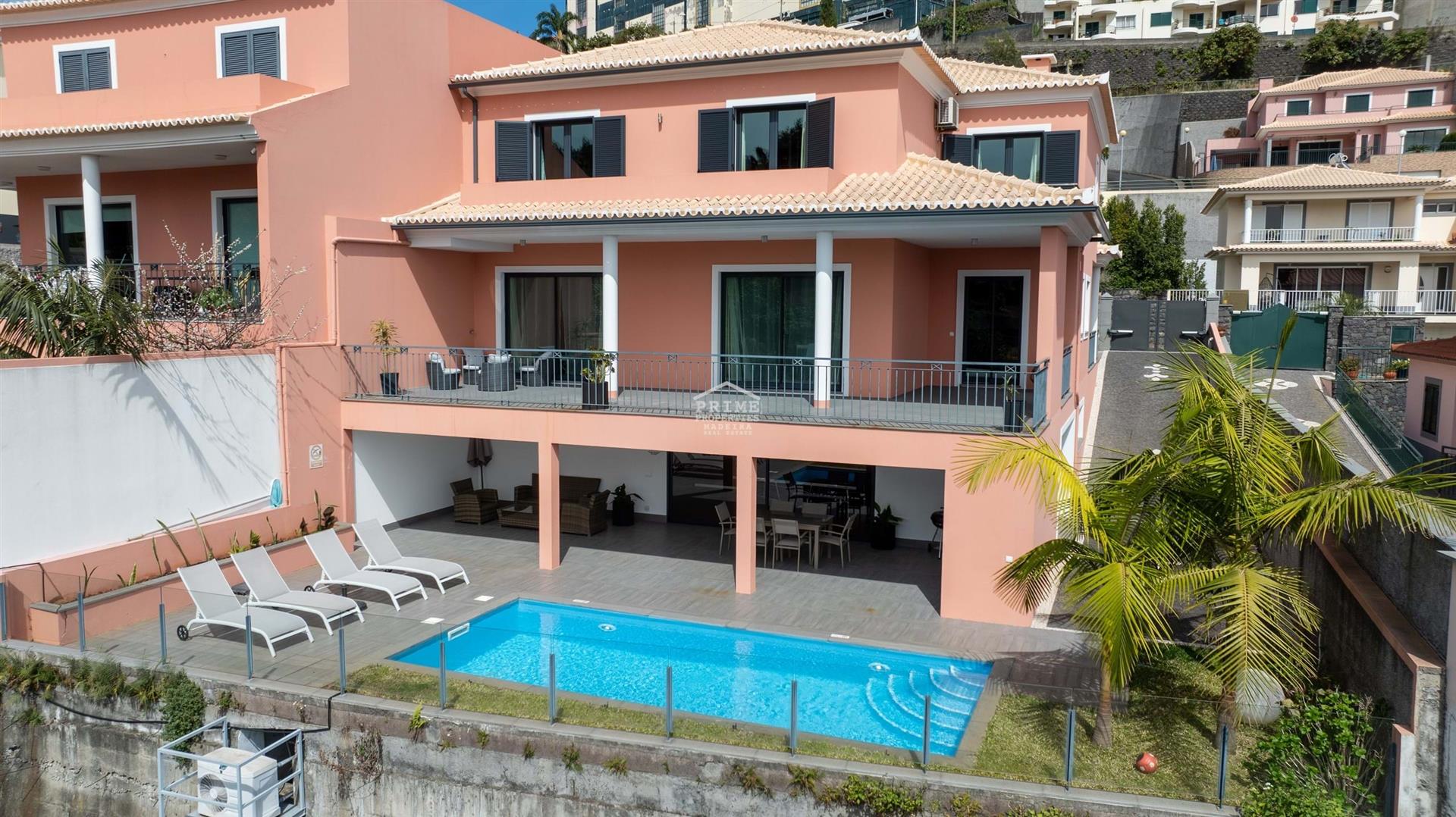 Experience Luxury Living in Funchal!