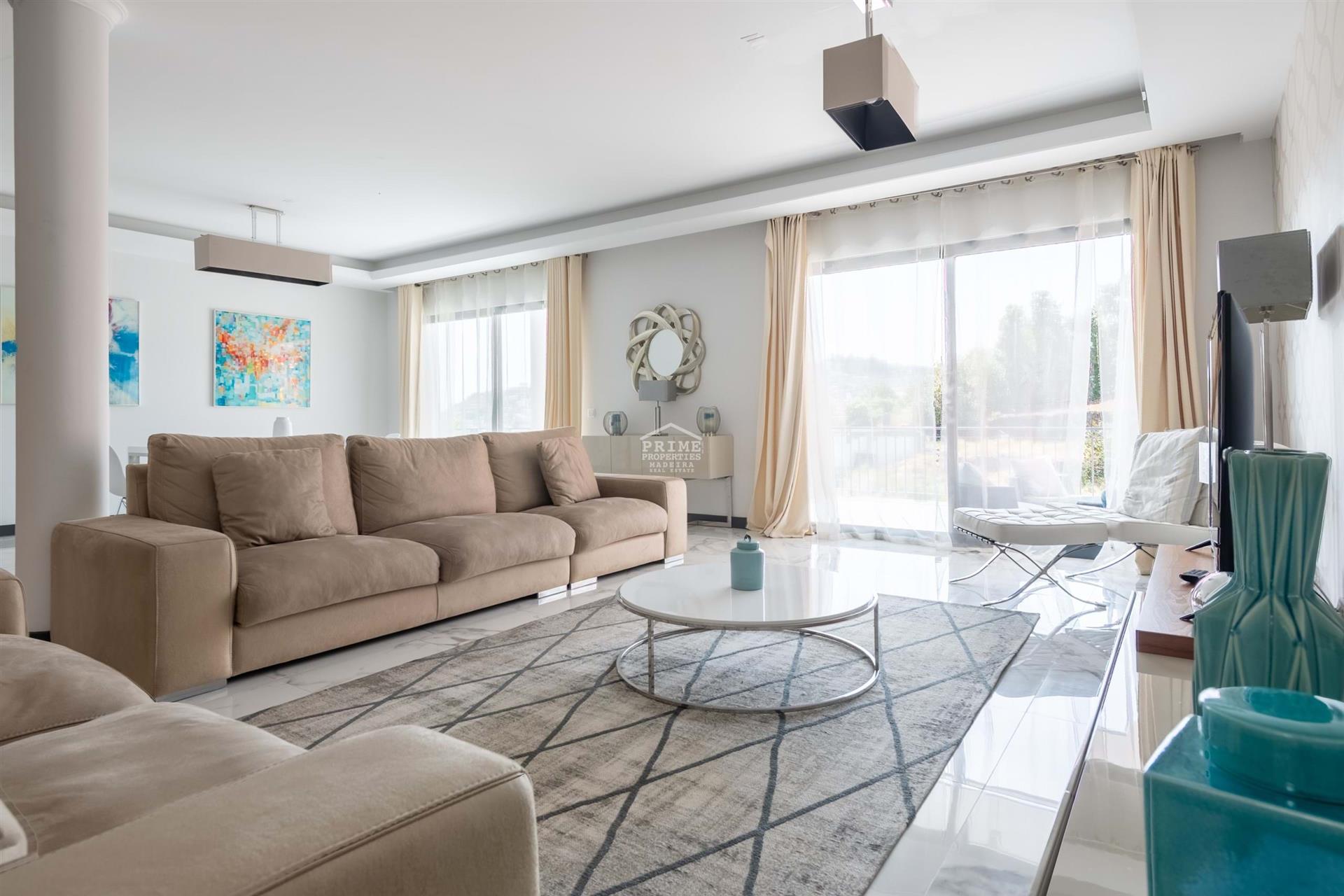 Experience Luxury Living in Funchal!