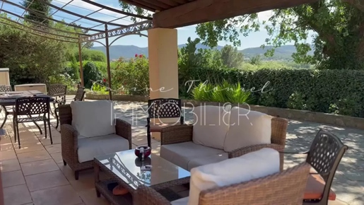 Villa with beautiful clear views over the Grimaud countryside