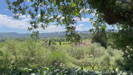 Villa with beautiful clear views over the Grimaud countryside