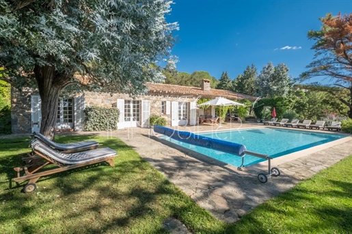 Charming property with panoramic views, tennis court and swimming pool